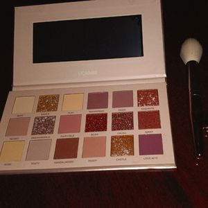 Gorgeous eyeshadow pallette with so many blending ideas and colors!